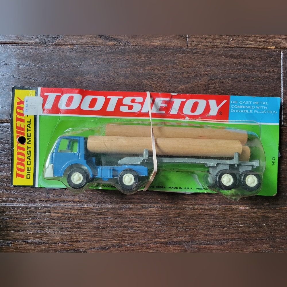 Tootsie Toy Ford flatbed log hauler, excellent vintage condition, logs included